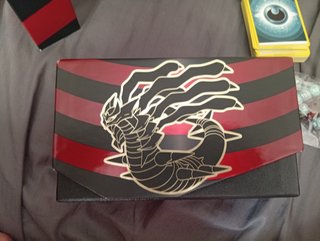 Caja Pokémon Origen Perdido abierta para colección