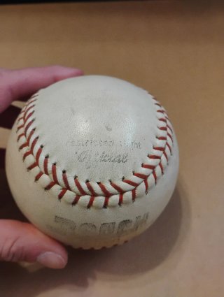 Pelota de béisbol cosida a mano
