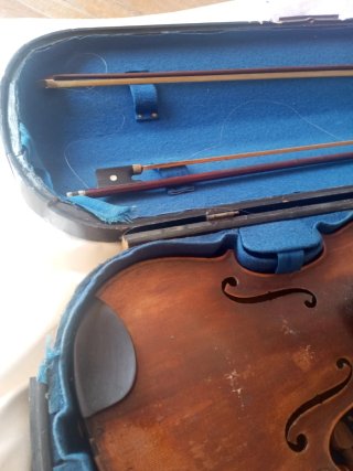 Violín antiguo para restaurar