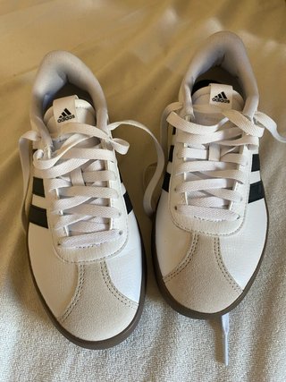 Zapatillas Adidas Blancas y Beige