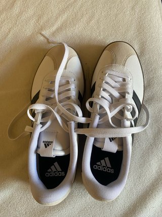 Zapatillas Adidas Blancas y Beige