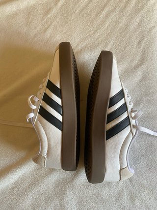 Zapatillas Adidas Blancas y Beige