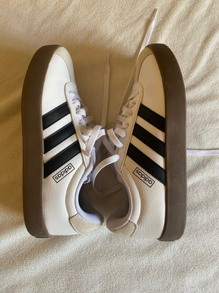 Zapatillas Adidas Blancas y Beige