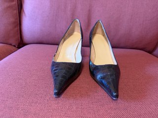 Zapatos de tacón piel cocodrilo marrones