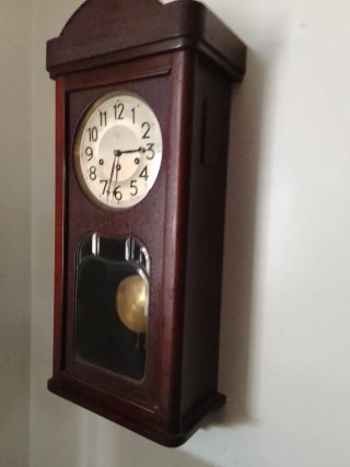 Orologio a pendolo in legno e metallo