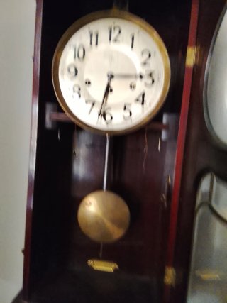 Orologio a pendolo in legno e metallo