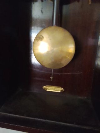 Orologio a pendolo in legno e metallo