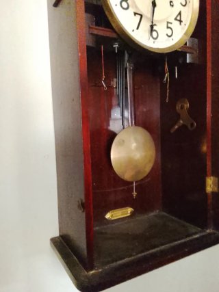 Orologio a pendolo in legno e metallo