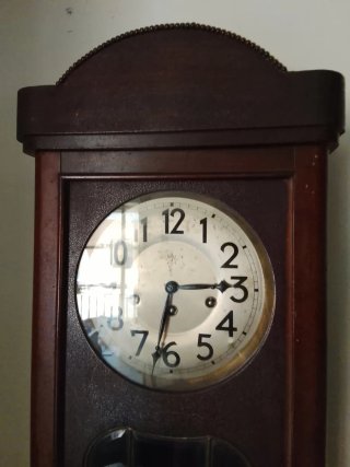 Orologio a pendolo in legno e metallo