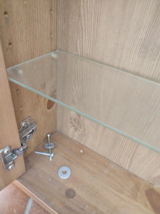 Armario de madera con espejo