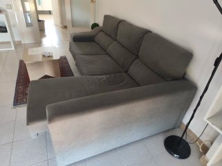 Sofá Chaise Longue Gris con sus dos puff.