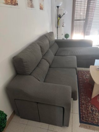 Sofá Chaise Longue Gris con sus dos puff.
