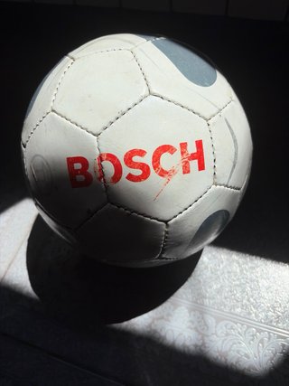 Balón de fútbol con rasguños leves