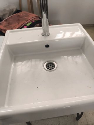 Lavabo de cerámica con grifo