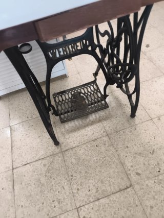 Lavabo de cerámica con grifo