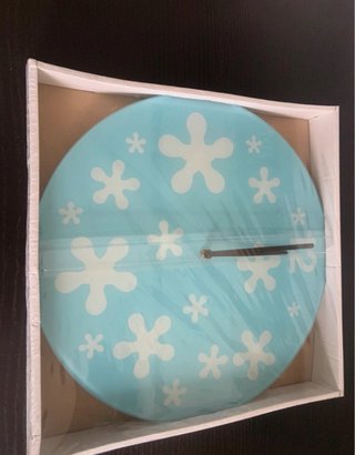 Reloj de pared azul con diseño de flores