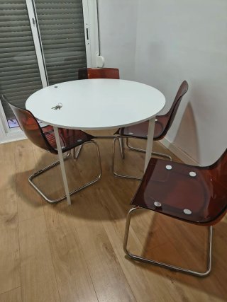 Mesa redonda blanca de madera