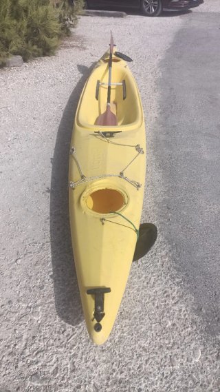 Piragua amarilla en perfecto estado