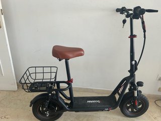 Patinete eléctrico con asiento y cesta