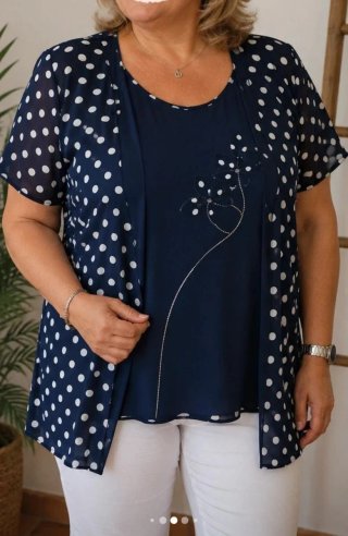 Camiseta azul con lunares blancos