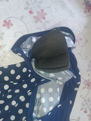 Camiseta azul con lunares blancos