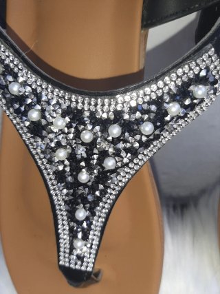 Sandalias adornadas con pedrería y perlas