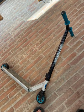 Patinete freestyle negro y azul