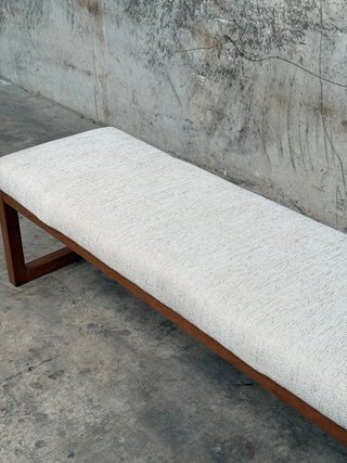 Banqueta Loya de chenilla beige y madera de haya con acabado tono nogal 128 cm.