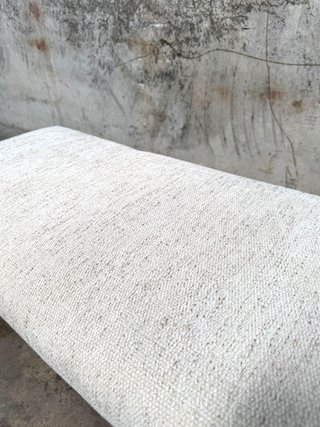 Banqueta Loya de chenilla beige y madera de haya con acabado tono nogal 128 cm.
