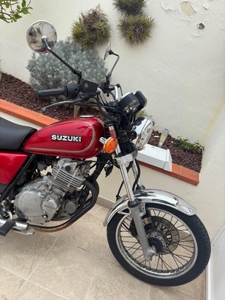 Suzuki GN250 Roja y Negra