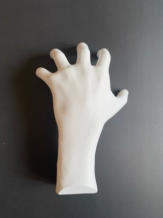 Supporto a forma di mano per palloni