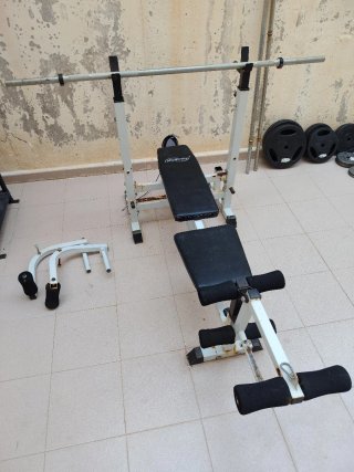 Banco de musculación y pesas