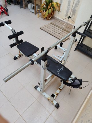 Banco de musculación y pesas