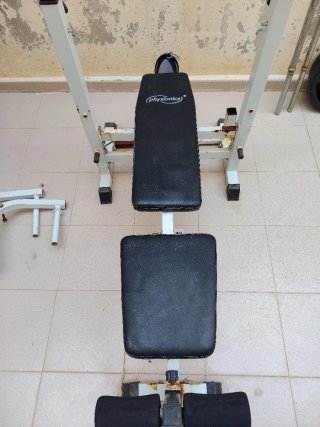 Banco de musculación y pesas