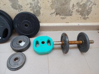 Banco de musculación y pesas