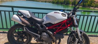 Ducati Monster 796 ABS. Color perla. Termignoni