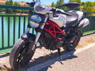 Ducati Monster 796 ABS. Color perla. Termignoni