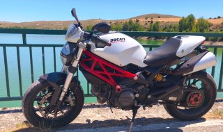 Ducati Monster 796 ABS. Color perla. Termignoni