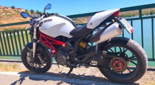 Ducati Monster 796 ABS. Color perla. Termignoni