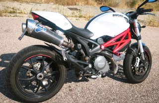Ducati Monster 796 ABS. Color perla. Termignoni