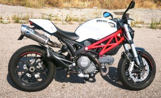 Ducati Monster 796 ABS. Color perla. Termignoni