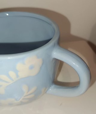 Taza azul con flores blancas