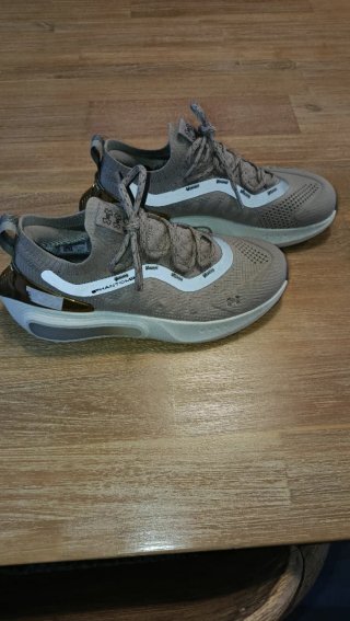 Zapatillas Under Armour grises y doradas