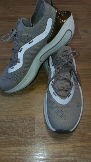 Zapatillas Under Armour grises y doradas