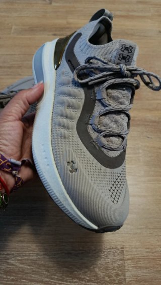 Zapatillas Under Armour grises y doradas