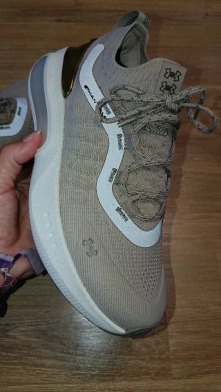 Zapatillas Under Armour grises y doradas