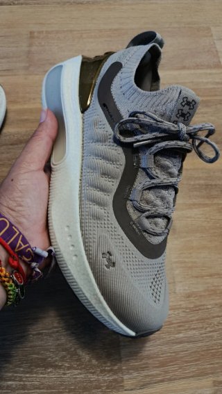 Zapatillas Under Armour grises y doradas