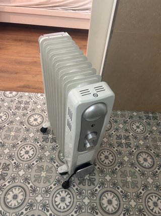 Radiador eléctrico blanco y gris
