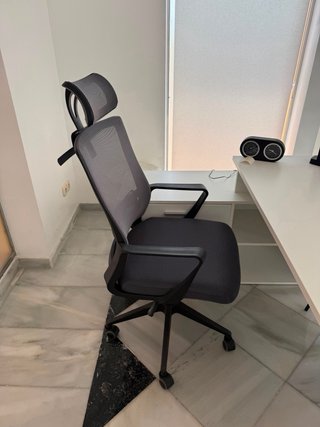 Mueble de oficina negro y gris
