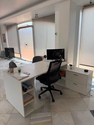 Mueble de oficina negro y gris